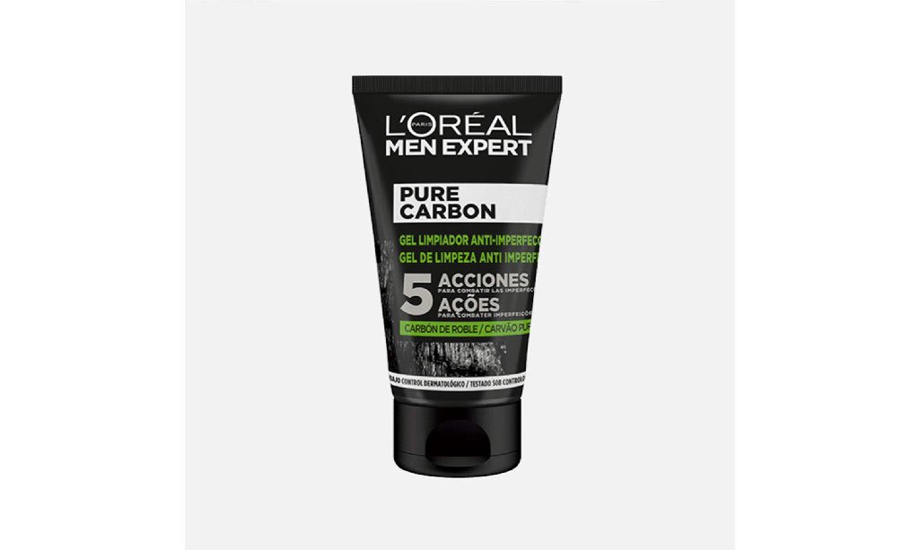 El gel limpiador Pure Carbon de Men Expert combate cinco imperfecciones en un solo gesto. Utilizarlo es tan fácil como aplicarlo sobre la piel mojada, masajear suavemente y retirar con agua.